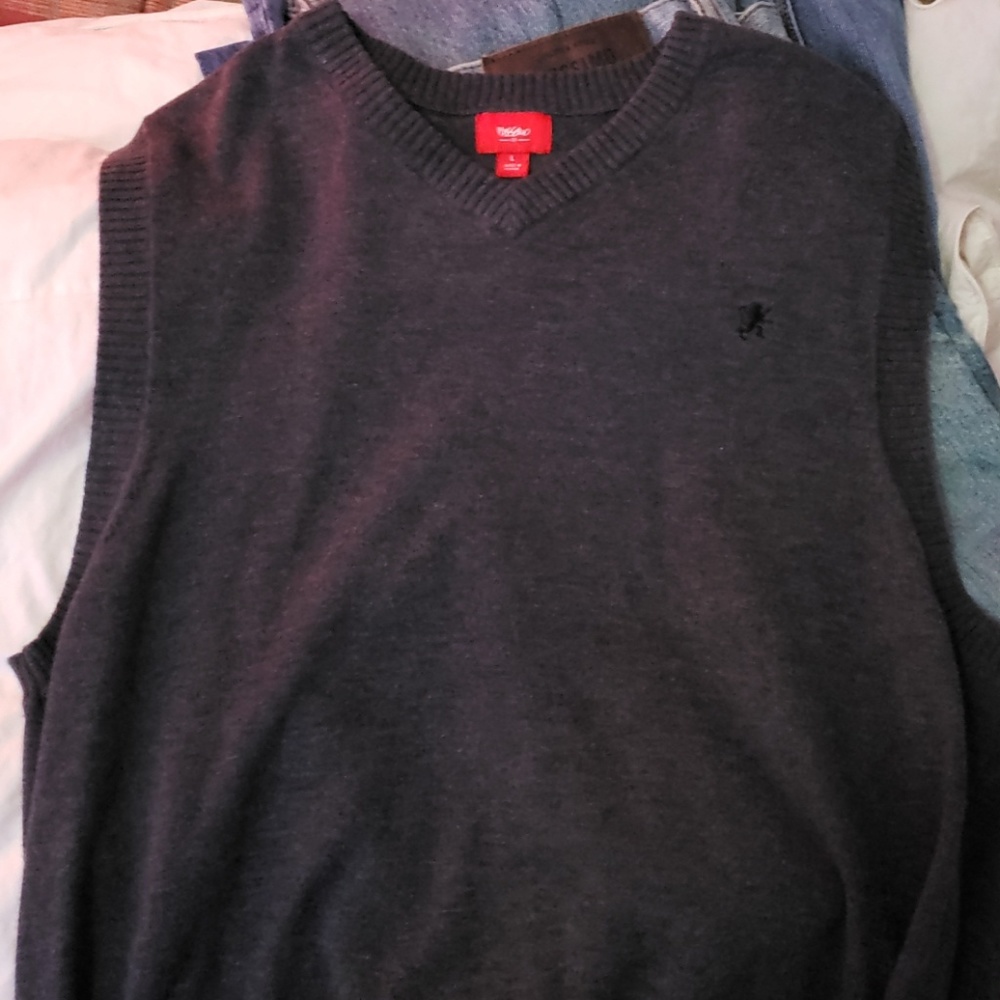 V-neck sweater vest - Picture 2 of 3